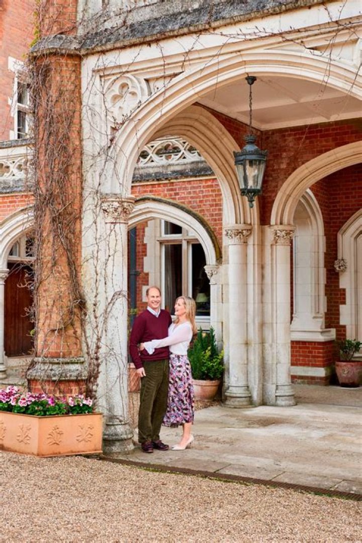 Exploring The Residence Of Donald Sutherland: Where Does He Call Home?