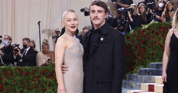 Unraveling The Tapestry Of Phoebe Bridgers' Family