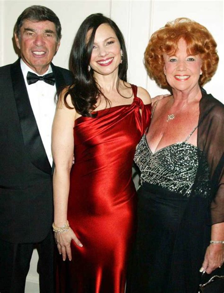 Unveiling The Family Ties: Does Fran Drescher Have A Sister?